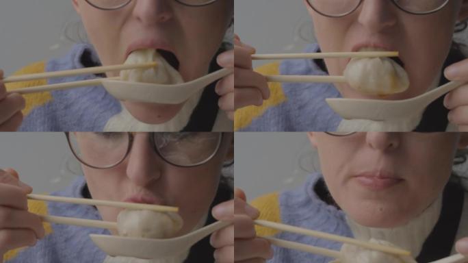 白人妇女吃汤饺子特写