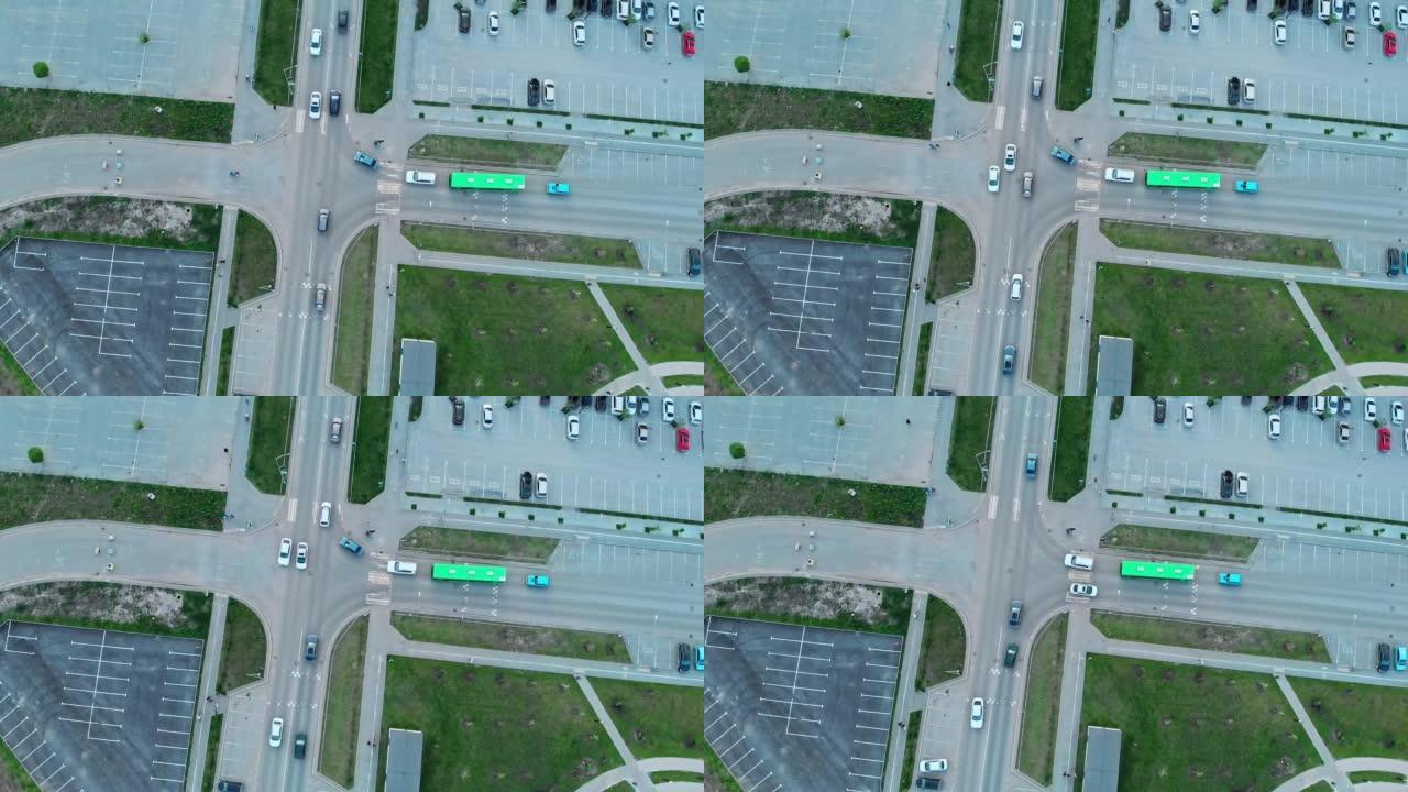 无人驾驶飞机视图的十字路口，汽车和行人混乱地移动一个没有红绿灯的十字路口会导致交通拥堵和事故。公共汽