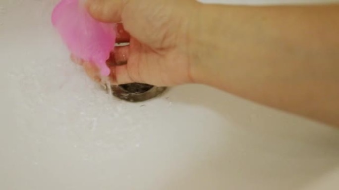 浴室流水下洗手女性月经杯，清洁卫生