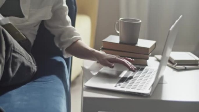 女人在笔记本电脑上打字并为会议做准备