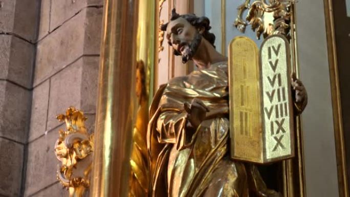 碑上有十诫，旧约场景雕像神圣艺术教堂建筑内部细节，特写。规则、法律、戒律观念