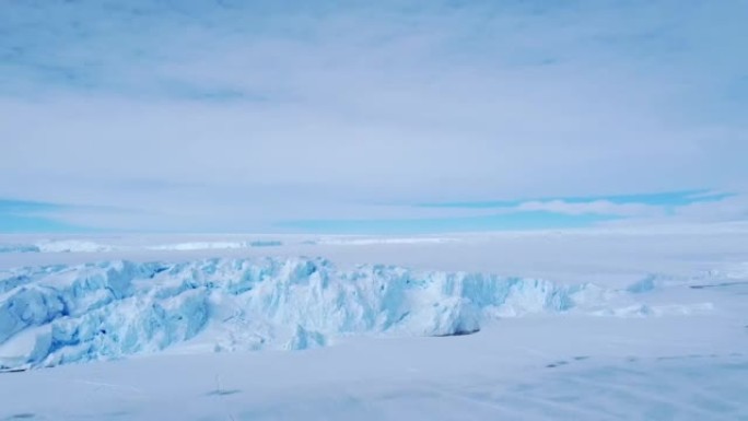 积雪覆盖的南极地表鸟瞰图飞行。