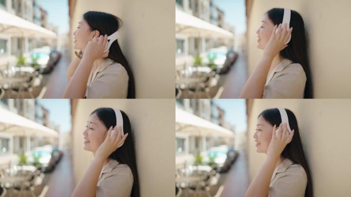 中国女人微笑着自信地在街上听音乐