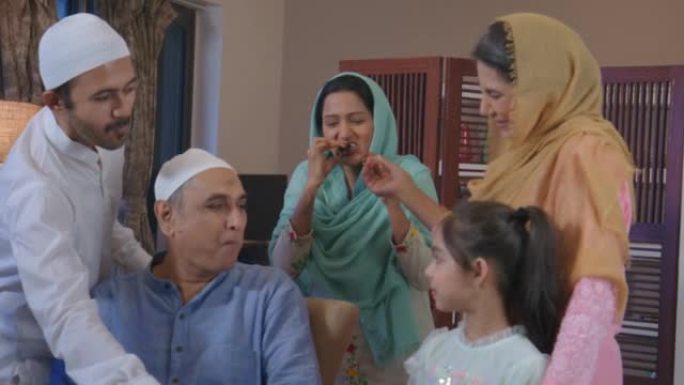 印度幸福的穆斯林家庭在斋月斋戒时互相喂养。