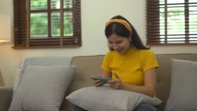 年轻的亚洲女球迷在手机上观看足球比赛。