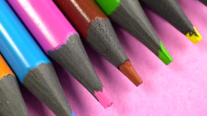 一组彩色削尖铅笔的幻灯片。