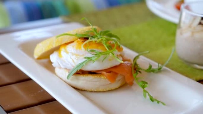 健康蛋白质早餐，配有美味的鸡蛋、沙拉和麦片粥。咖啡馆提供食物。午餐吃鸡蛋本尼迪克特。豪华酒店的晚餐。