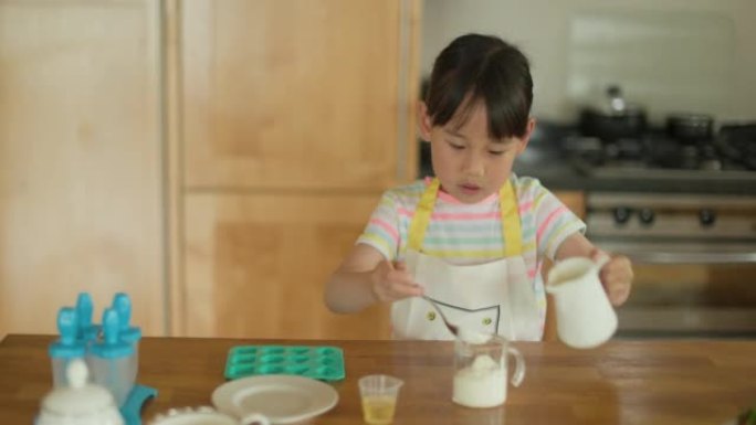 年轻女孩正在做冷冻酸奶咬