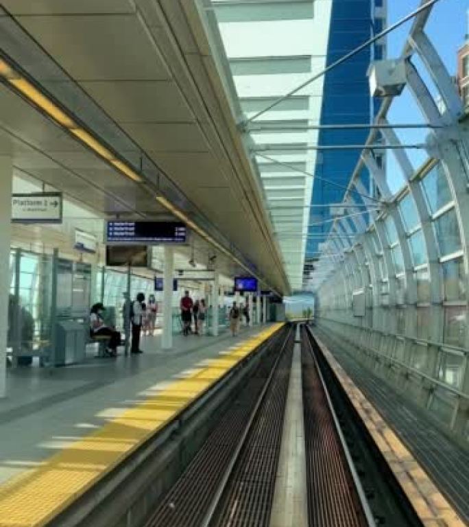 火车正从前窗驶向另一列空中火车，这是加拿大温哥华的无人驾驶地铁，来自萨里慢动作视频到处可见