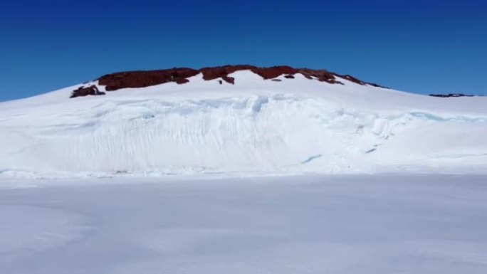 积雪覆盖的南极地表鸟瞰图飞行。