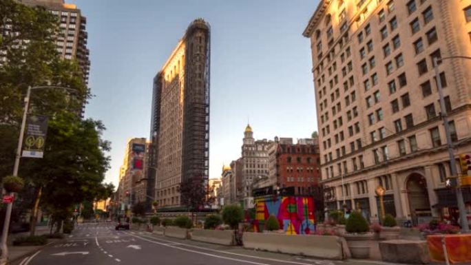 清晨在纽约市，Flay Iron大楼和前景中的街道交通