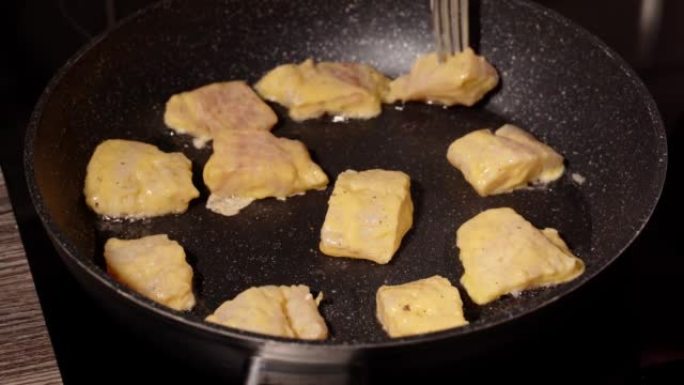 一步一步地用面糊自制炸鱼。步骤5将蘸有面糊的鱼片在加热的煎锅中用油油炸