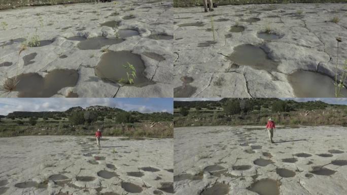 女人探索新近发现的充满雨水的恐龙足迹科罗拉多纠察线峡谷地