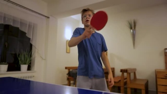 十几岁的孩子在家打乒乓球