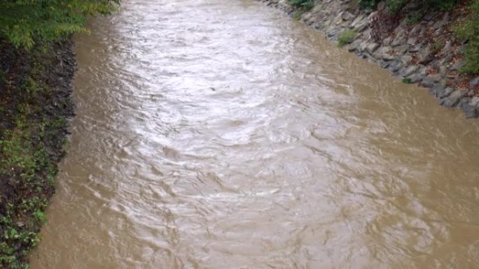 雨后河流