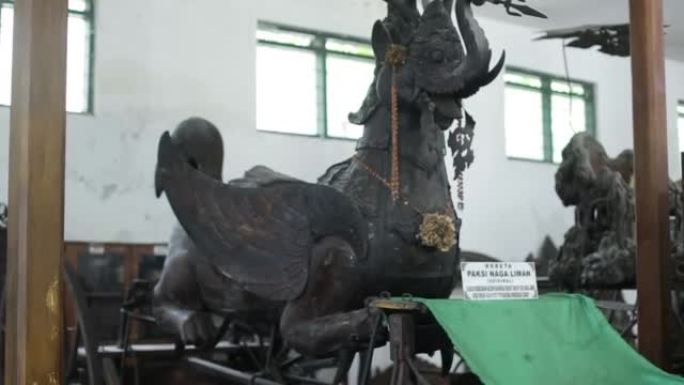 Paksi Naga Liman金马车是属于卡诺曼宫的皇家马车。是卡门宫的国王用来参加大型仪式的。这