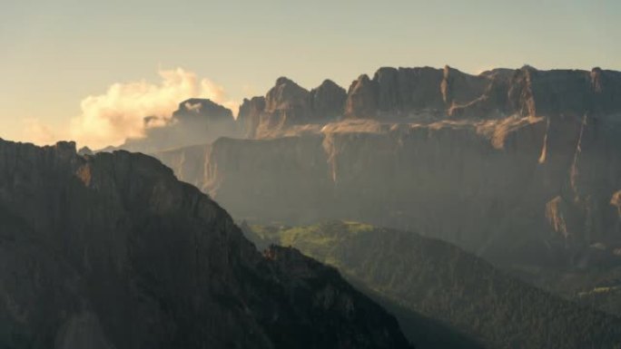 意大利多洛米蒂塞塞达南蒂罗尔多云的阿尔卑斯山欧洲山区运动的延时日出场景