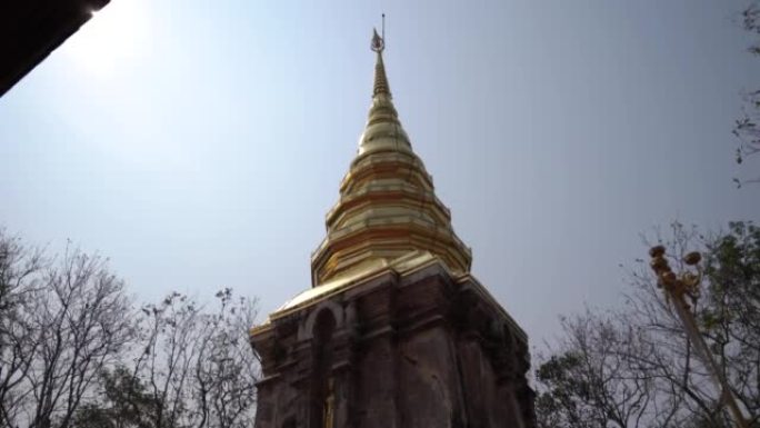 Wat Phra，Chom Kitti是它弯曲的chedi，其中包含佛陀遗物的碎片，该碎片被分割在泰