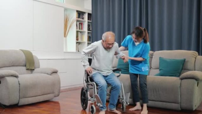 亚洲护士协助帮助老年患者从轮椅上站起来练习走路