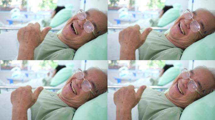 医院卧病在床的正面老人的肖像微笑着看着镜头，微笑着的老年患者肖像，医疗服务理念