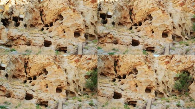 T ö d ü rge岩石洞穴，可追溯到铁器时代 (公元前1200-750年)