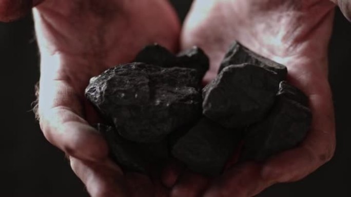 一名矿工展示了他手中的煤块。