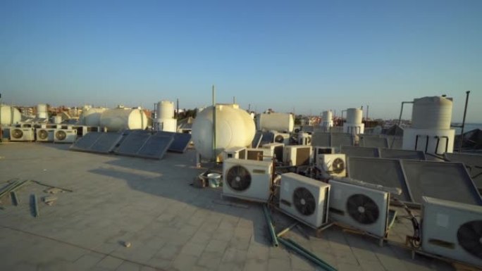 埃及赫尔加达配有各种空调、热水锅炉的屋顶
