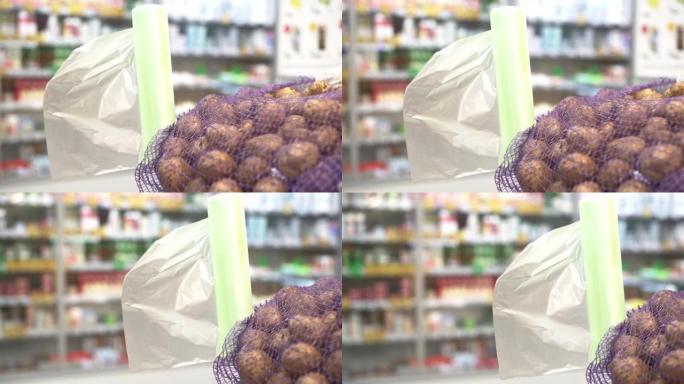 在塑料袋背景上的网格中的生土豆，在超市出售。零售商店概念。高质量全高清镜头