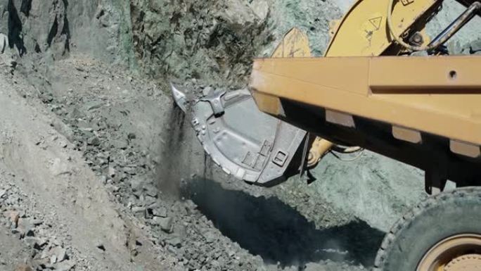 挖掘机挖掘机在露天矿中挖掘石灰石。开发采矿用露天采矿。带电铲的采矿挖掘机，慢动作
