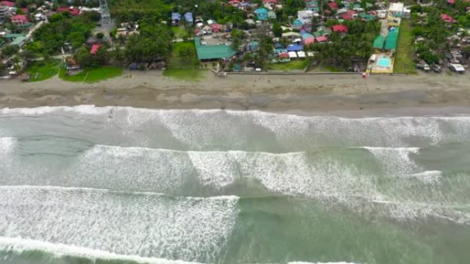 有游客和冲浪者的沙滩。菲律宾打包机
