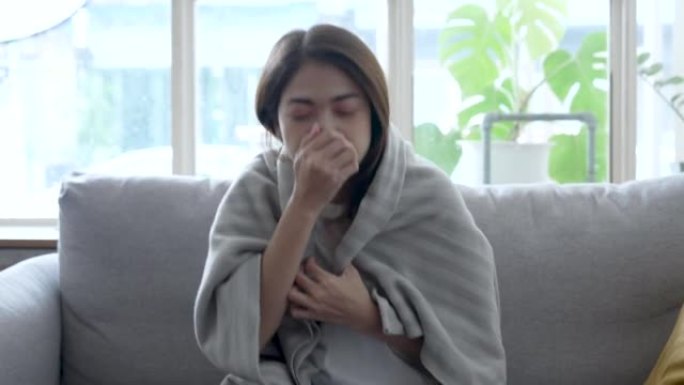 亚洲女性喉咙痛和发冷，她患了流感。
