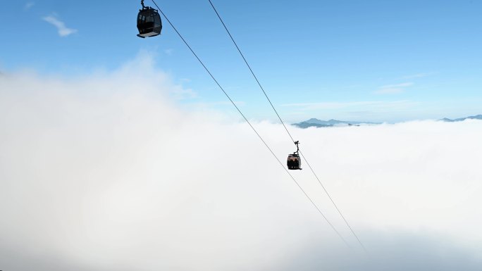 索道缆车观光滑行桥旅游客身影穿梭白云海