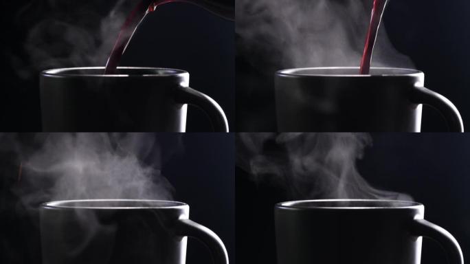 极端特写将热咖啡倒入咖啡杯中，早晨黑暗，黑色背景，4K，在旧木桌上放有美丽的热气冒烟的杯子。热咖啡茶