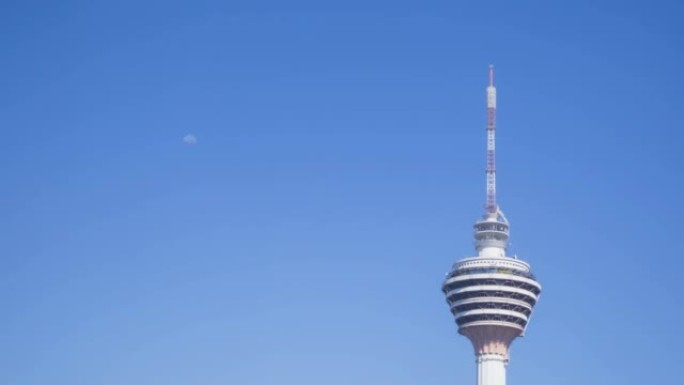 在吉隆坡塔 (Menara Kuala Lumpur) 上空落下的月亮