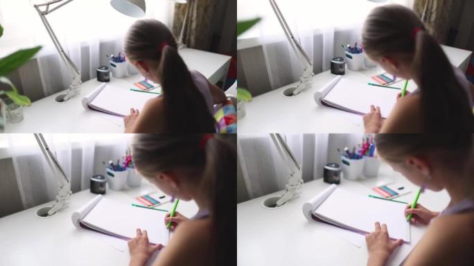 一名8岁的女学生用毡尖笔在家里办公桌上的空白纸上画画