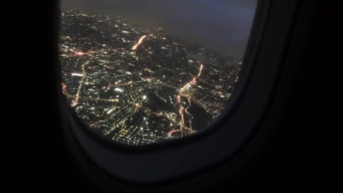 夜晚的飞机窗口，背景是城市