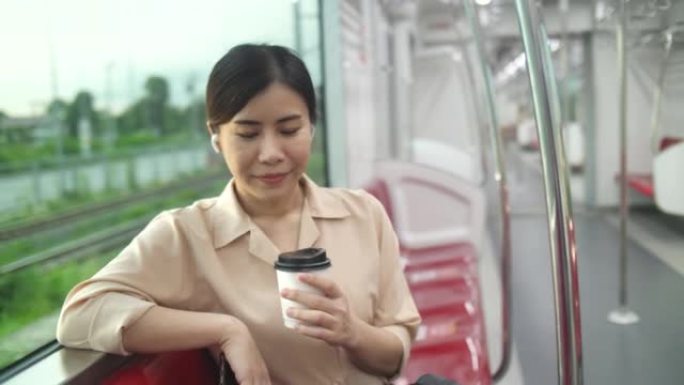 女商人在空中火车上拿着一杯咖啡