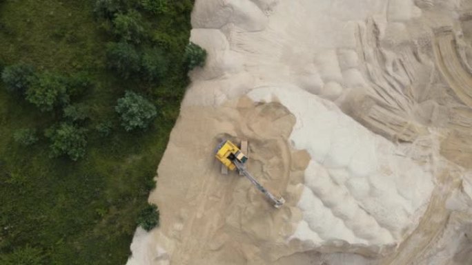 挖掘机的空中俯视图正在采沙场工作