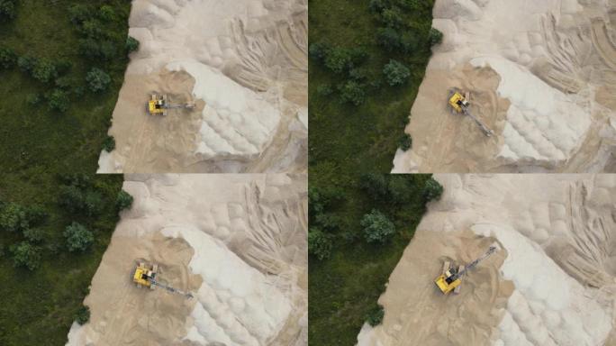 挖掘机的空中俯视图正在采沙场工作