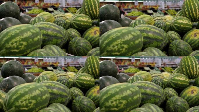 超市盒子里新鲜西瓜的特写镜头。