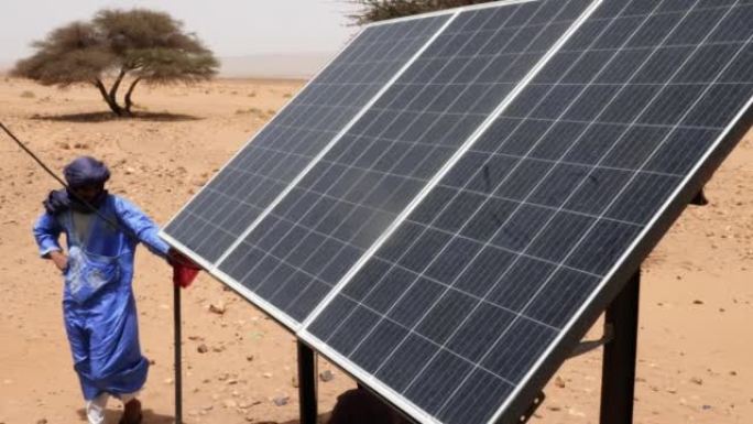 摩洛哥Erg Chigaga撒哈拉沙漠中的太阳能电池板。新建的太阳能为沙漠中的动物从井里取水。