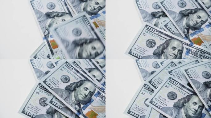 俯视一张美国钞票掉在一张白色桌子上。数钱——俯视图。