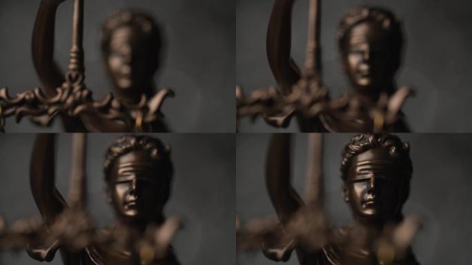 近距离的青铜正义雕像说明了蒙住眼睛的女神拿着剑说明法律和权力