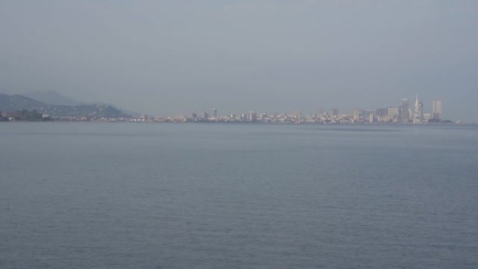 巴统市港口和大海的壮丽景色。