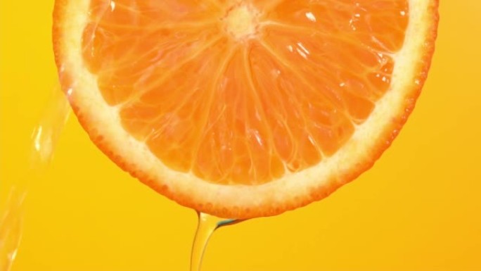 水从黄色背景上的橙色色调橙色落下。橙片和水飞溅，果汁从多汁的水果中掉落。制作水果鸡尾酒，喝冷柠檬水