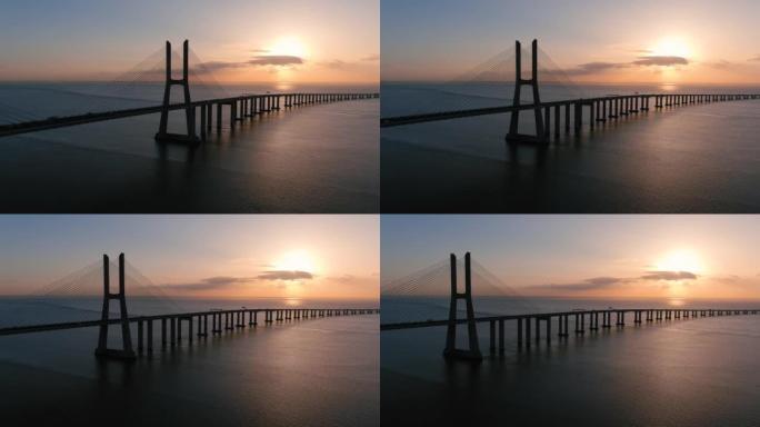黎明时里斯本的Vasco da Gama桥的鸟瞰图和经过的周围的trafic