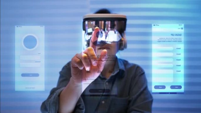 Ux用户界面开发人员在办公室晚上用增强现实眼镜全息图测试移动界面