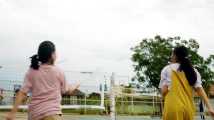4孩子一起学习户外打羽毛球，生活理念。