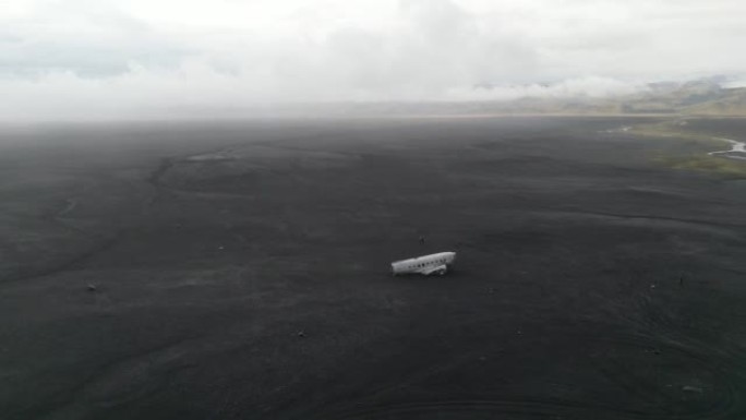 Solheimasandur飞机在冰岛的黑沙滩上失事4k无人机