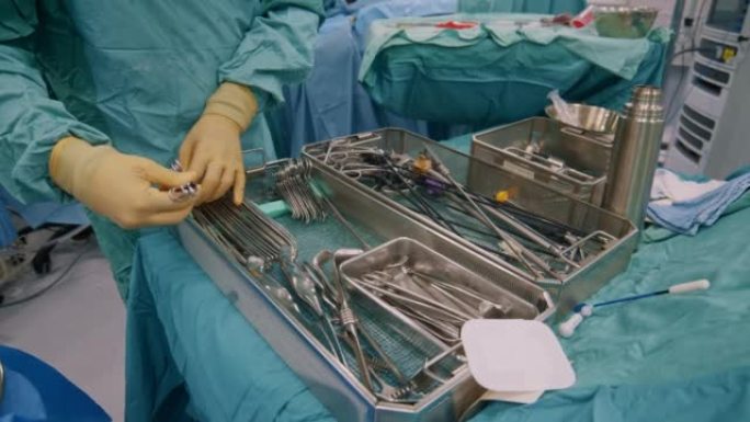 手术护士在biks中安排手术器械以进行进一步的绝育